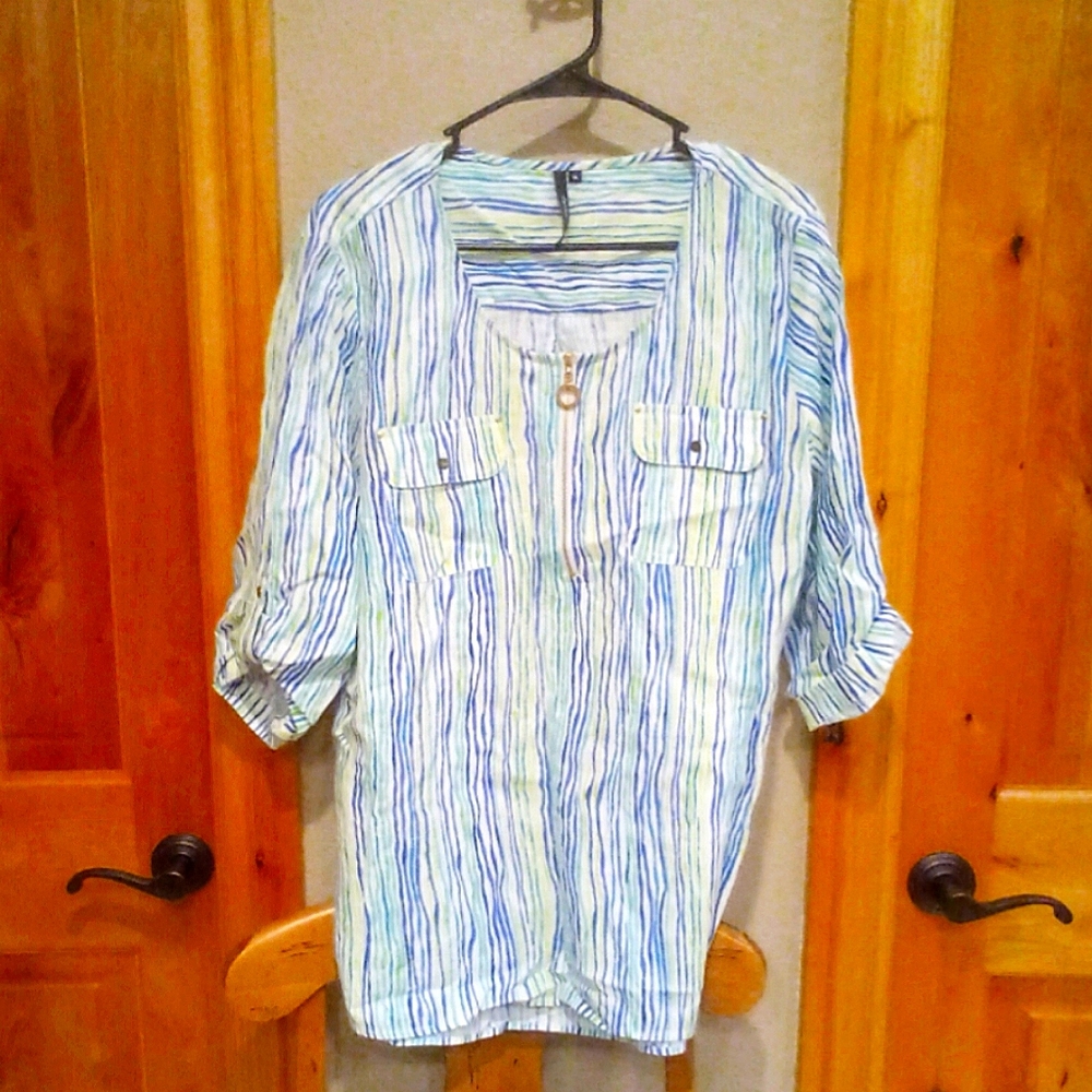 Multilinear Linen 3/4 Top with Gold Accents and zipper scooped neckline - XL